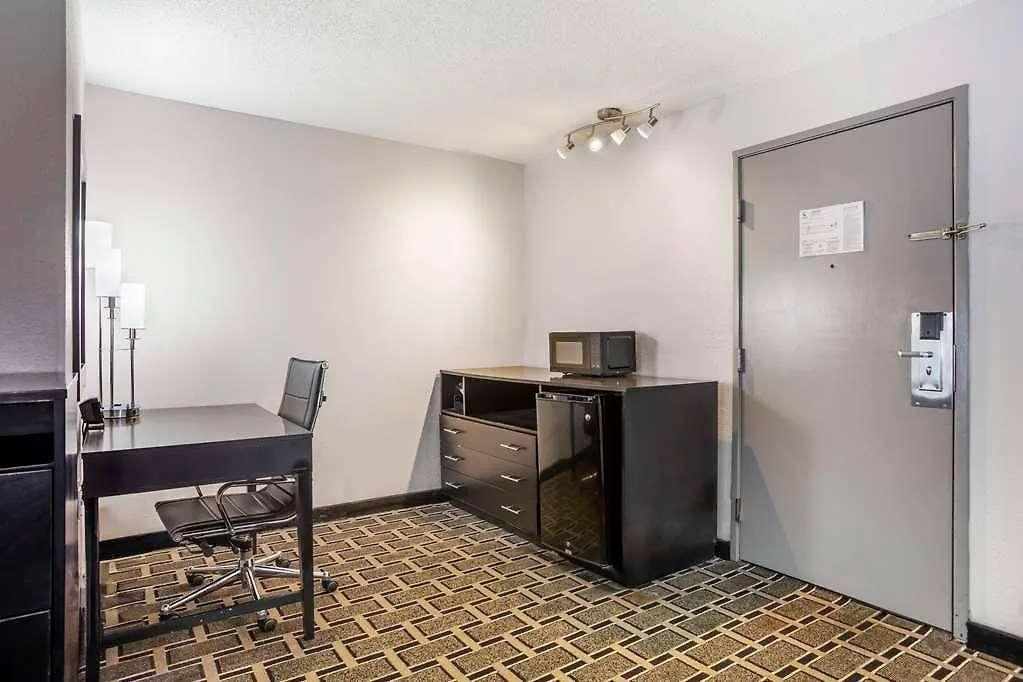 Comfort Suites Nashville Airport - Bna