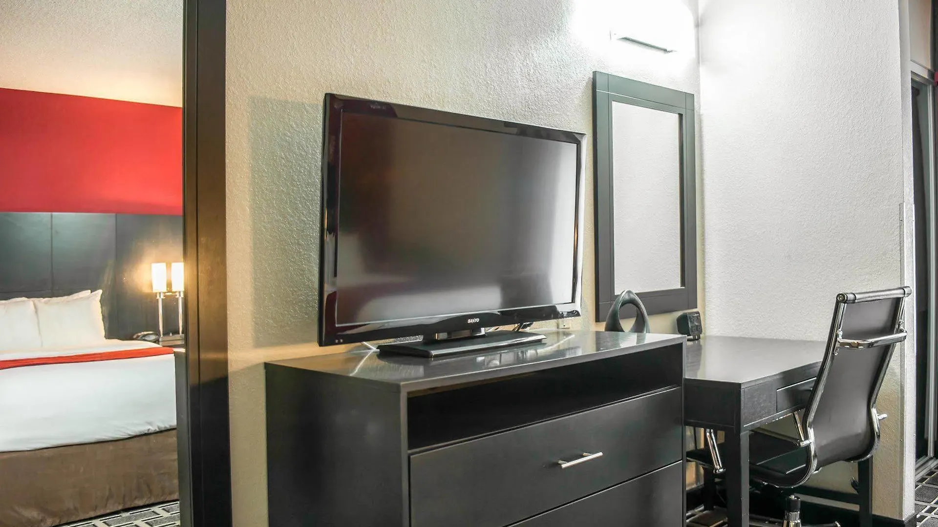 Hotel Comfort Suites Nashville Airport - Bna