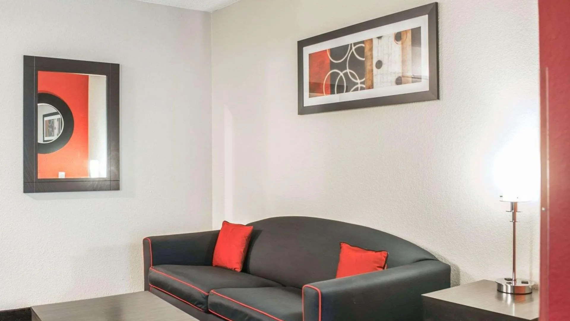 Hotel Comfort Suites Nashville Airport - Bna