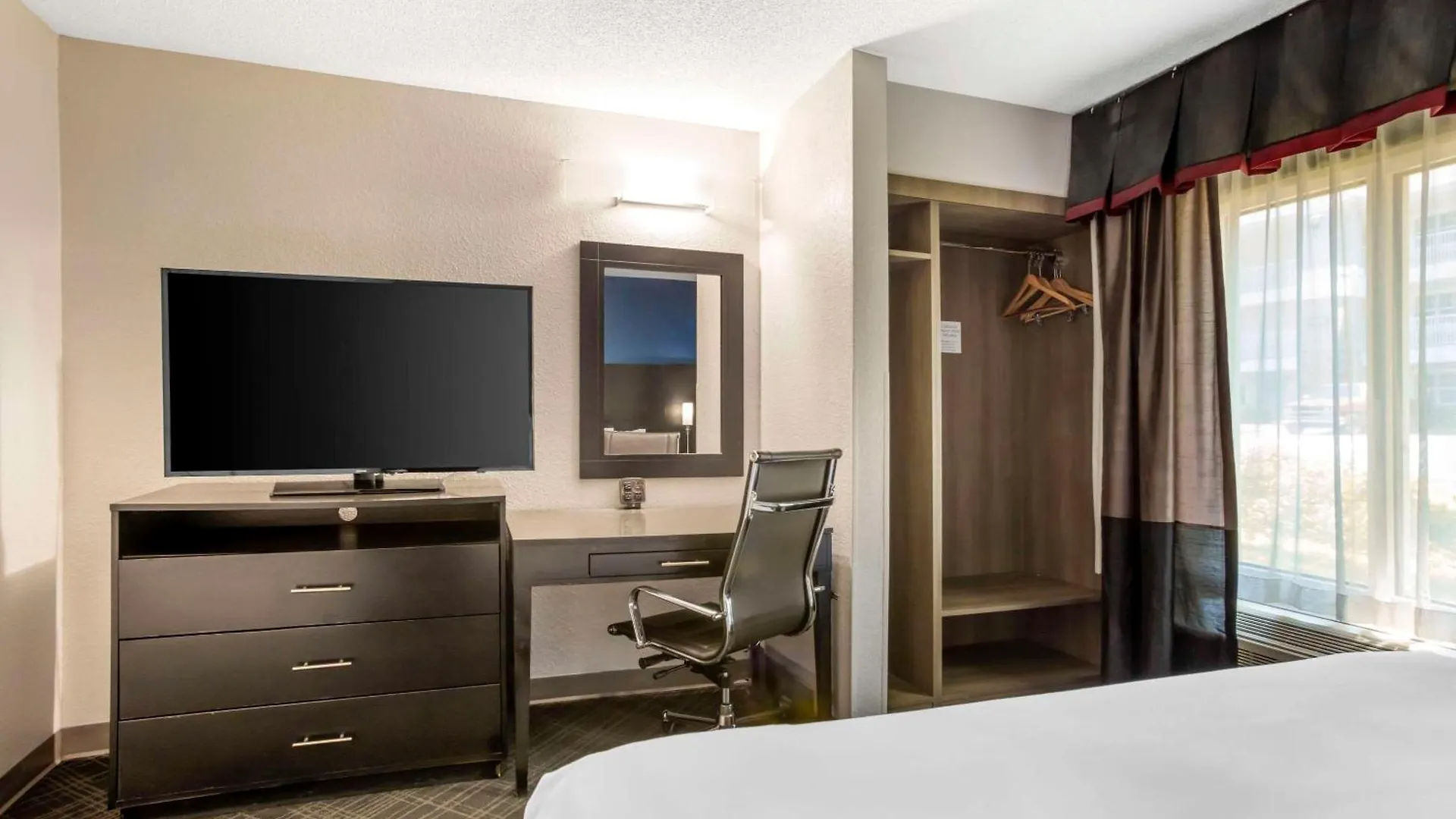Comfort Suites Nashville Airport - Bna